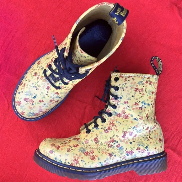 🌼 Dr. Martens Sunshine Yellow Daisy Floral 1460 Boots 🌼 - Picture 17 of 17